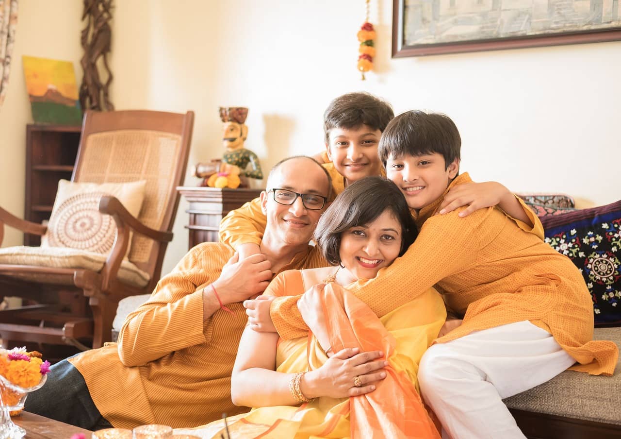 چگونه با فعالیت‌های ساده خانوادگی، روابطتان را تقویت کنید؟ راهنمای عملی برای زوج‌ها و والدین