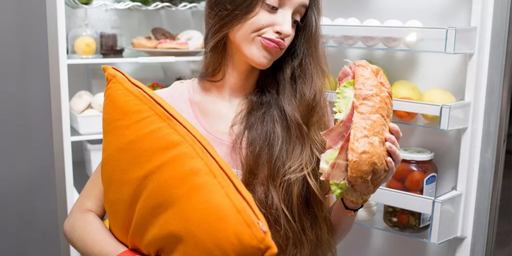 چرا شب‌ها بیشتر گرسنه می‌شویم؟ دلایل پنهان اشتهای شبانه و راه‌های کنترل آن بدون رژیم