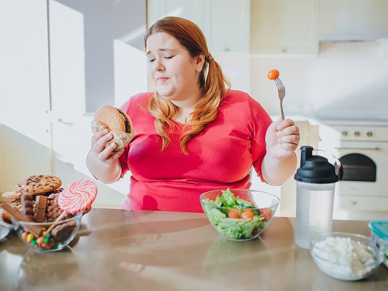 گرسنگی واقعی یا گرسنگی احساسی؟ چطور فرقشان را بفهمیم و پرخوری را بدون رژیم کنترل کنیم