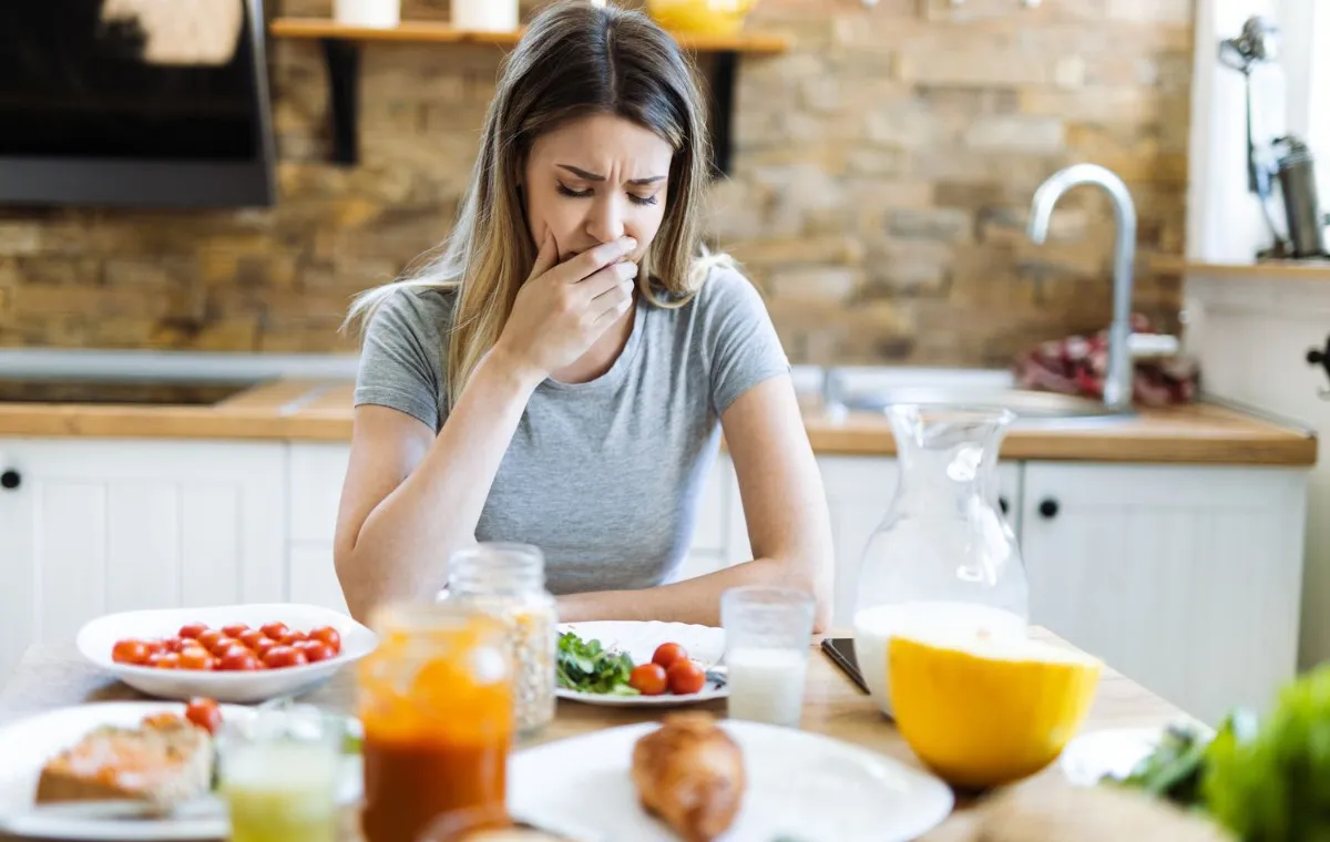 چرا بعضی غذاها بعد از خوردن حال‌مان را بد می‌کنند؟ نشانه‌های بدن که نباید نادیده بگیریم